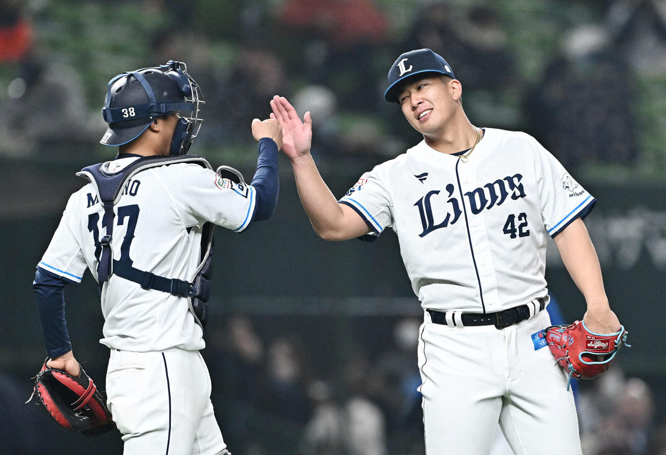 西武対中日　9回表、試合を締めた西武ボー（右）は捕手牧野とタッチをかわす（撮影・滝沢徹郎）