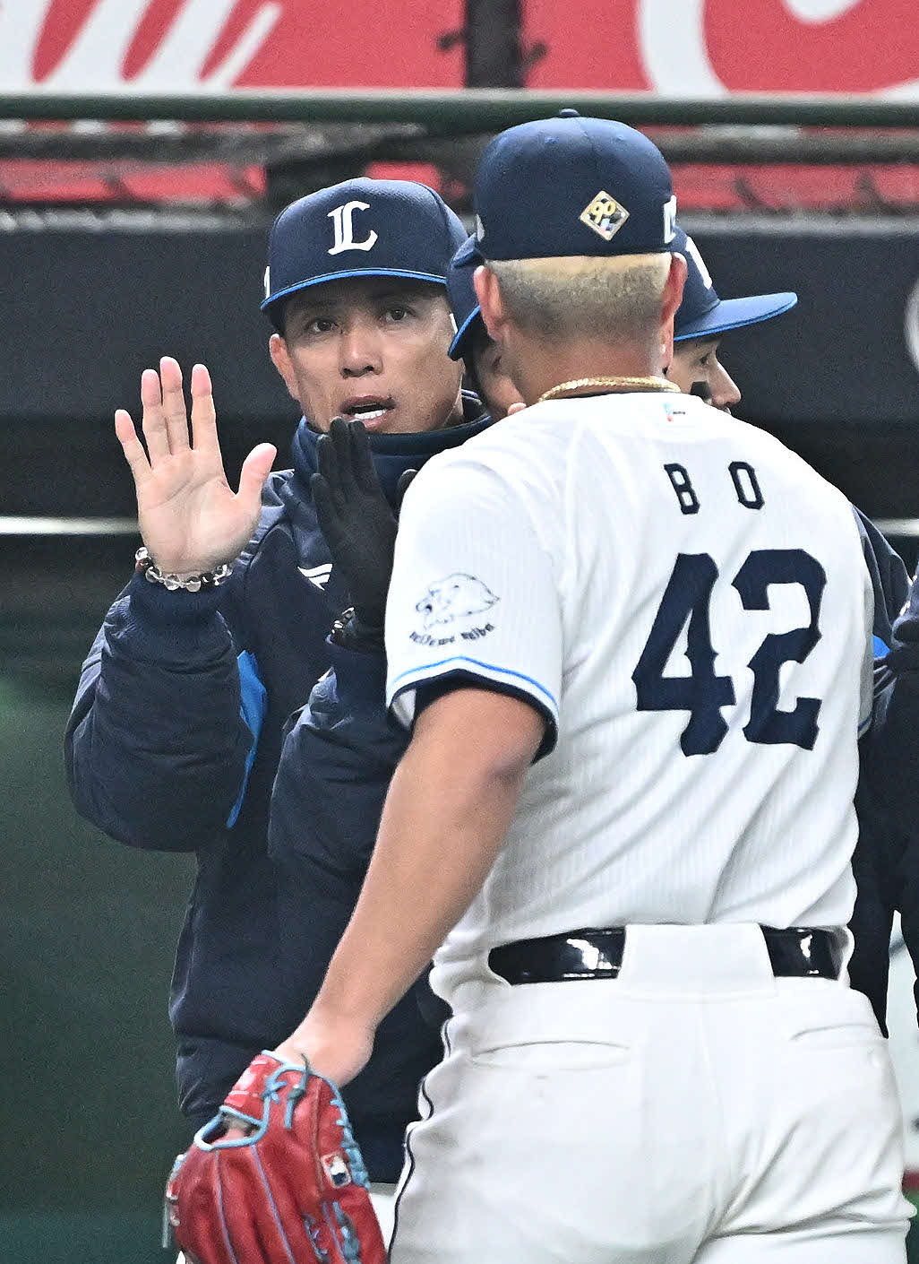 西武対中日　試合後、西武松井監督（後方）はボーとタッチをかわす（撮影・滝沢徹郎）