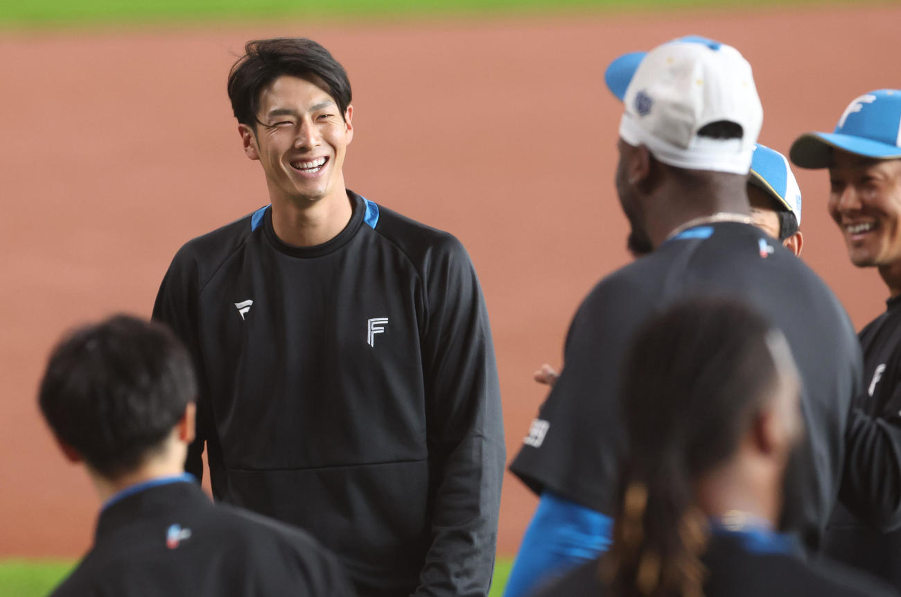 日本ハム対広島　チームメートたちと談笑する日本ハム若林（撮影・佐藤翔太）