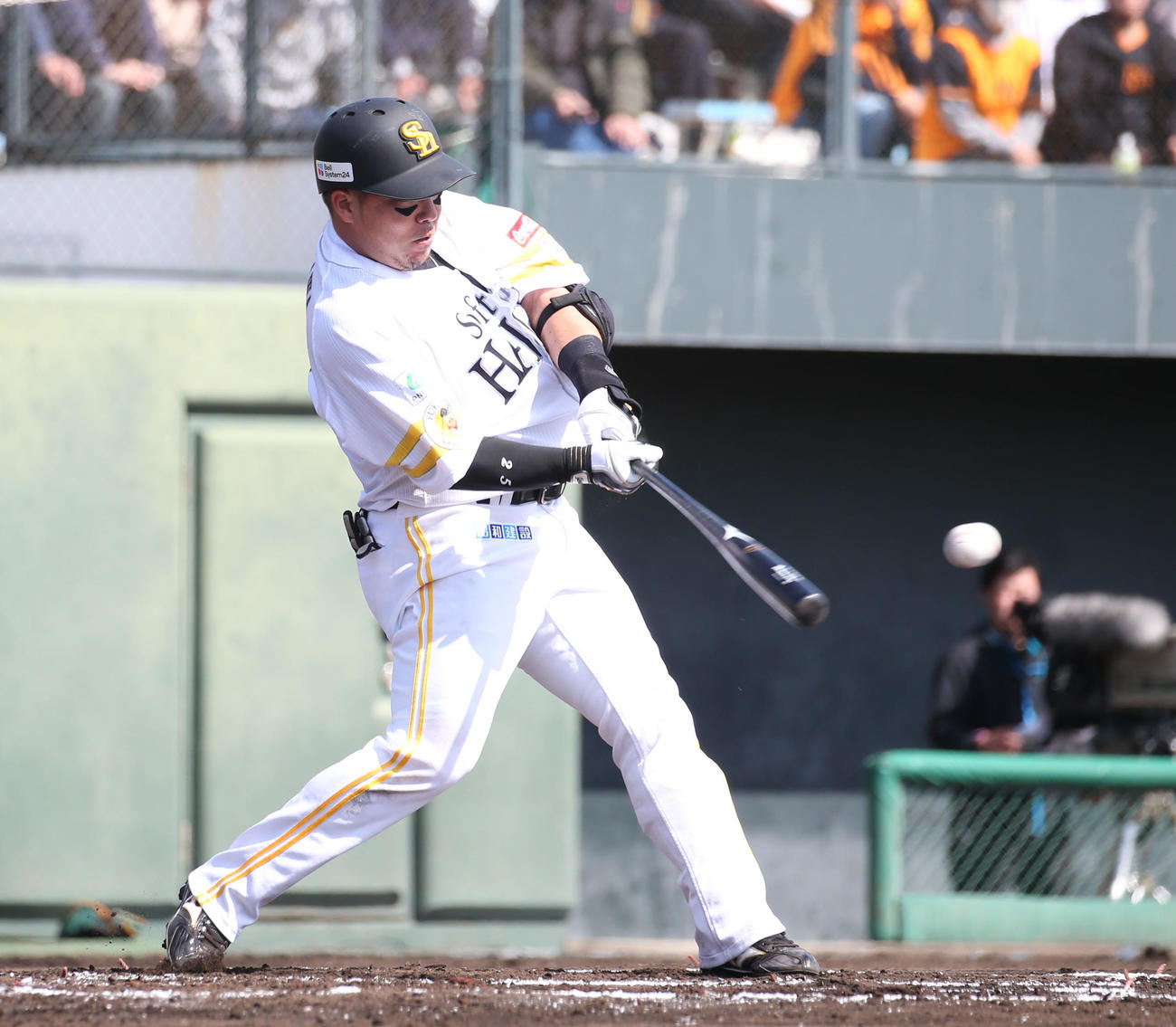 ソフトバンク対巨人　1回裏ソフトバンク2死二塁、山川は中前適時打を放つ（撮影・冨田成美）