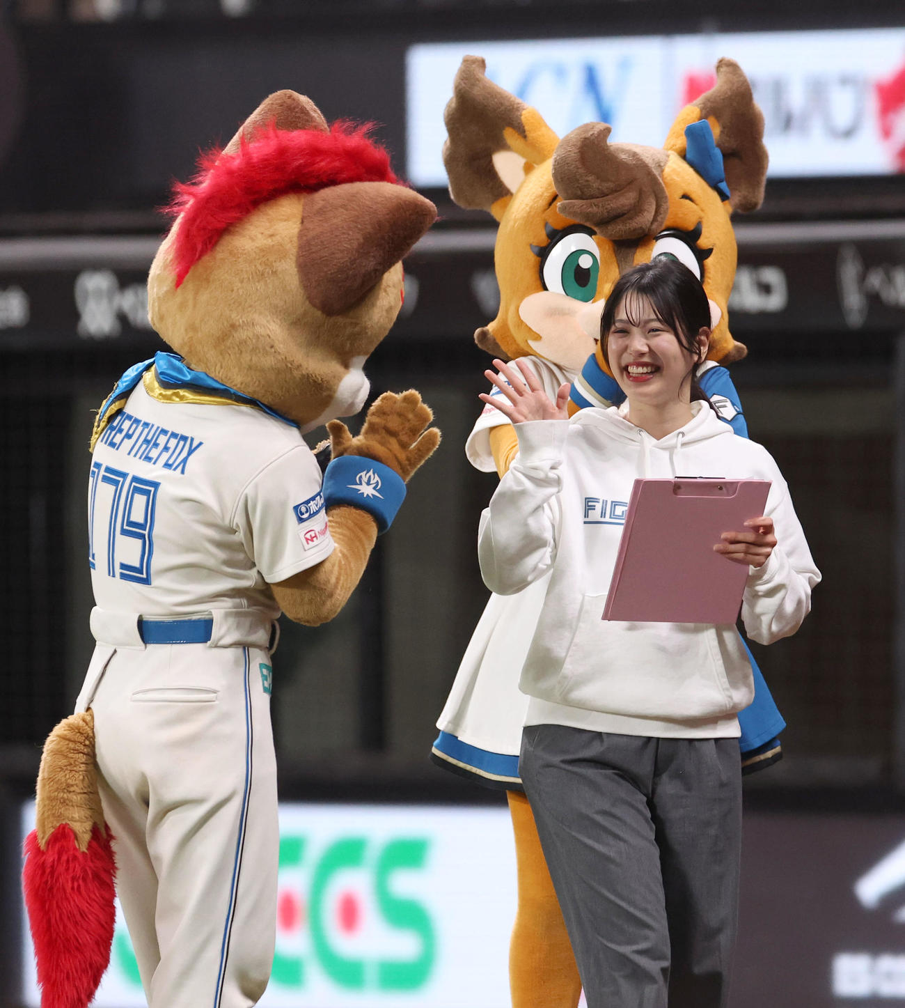 日本ハム対広島　試合前、Fビレッジアンバサダーを務める滝谷美夢さん（撮影・佐藤翔太）