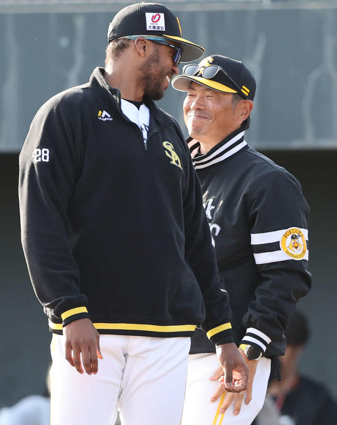 ソフトバンク対巨人　逆転2ランを放ったウォーカーに笑顔を向ける小久保監督（撮影・梅根麻紀）