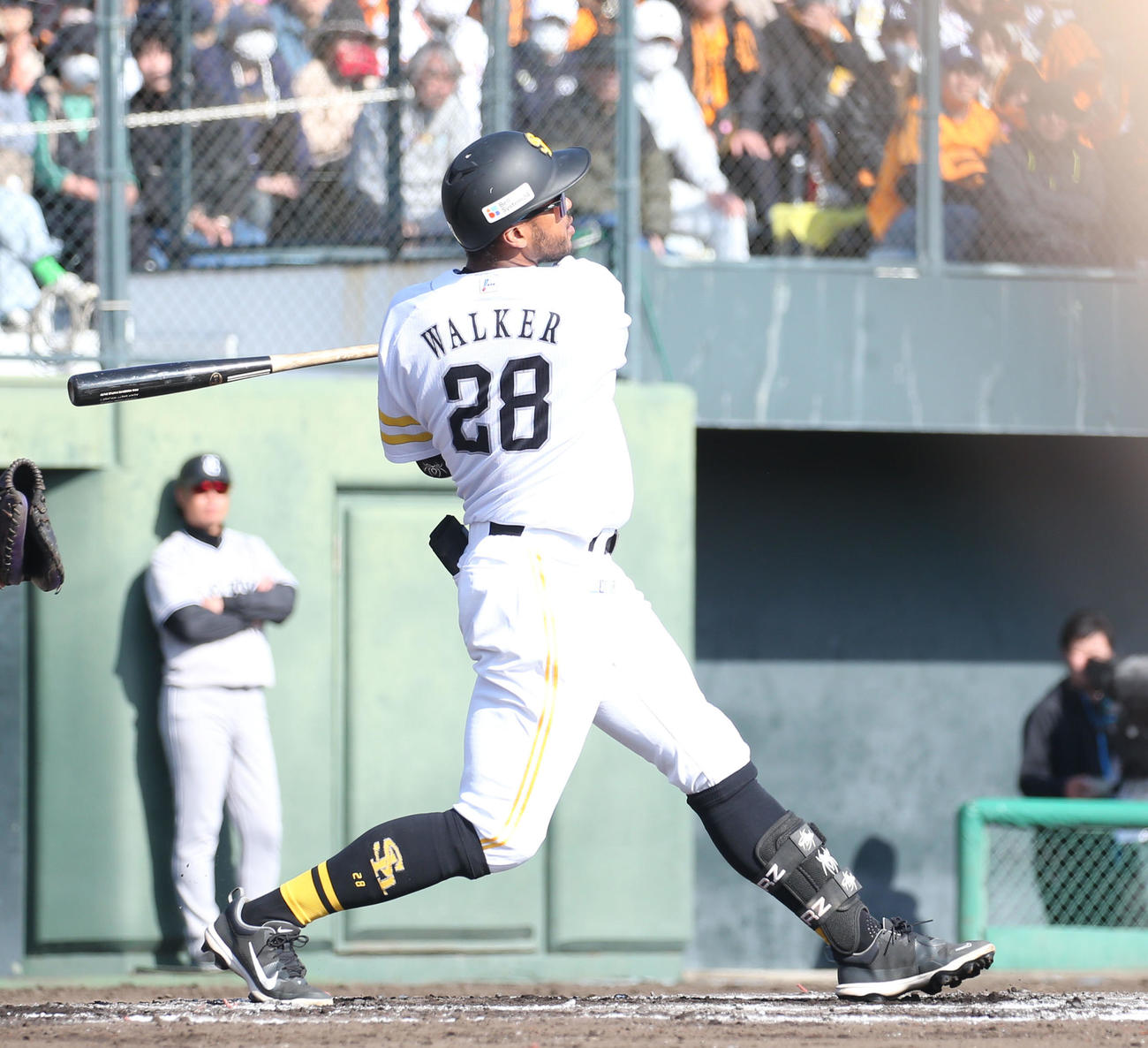 ソフトバンク対巨人　6回裏ソフトバンク2死二塁、ウォーカーは左越えに逆転となる2点本塁打を放つ（撮影・冨田成美）