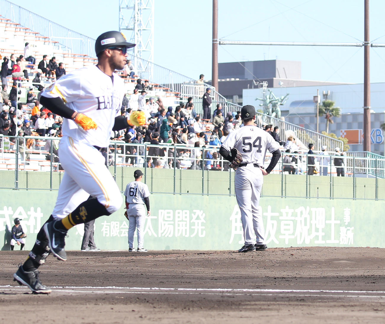 ソフトバンク対巨人　6回裏ソフトバンク2死二塁、直江（右）はウォーカーに左越え逆転2点本塁打を浴びる（撮影・冨田成美）