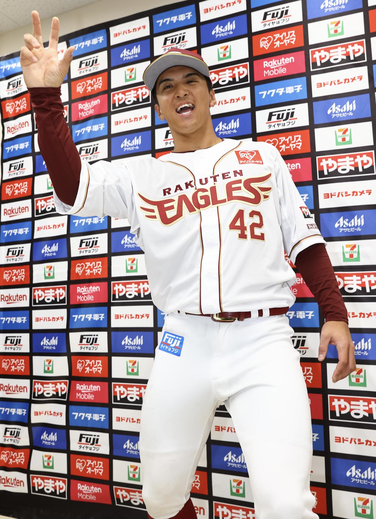 楽天対オリックス　支配下登録された楽天山田はポーズを決める（撮影・垰建太）