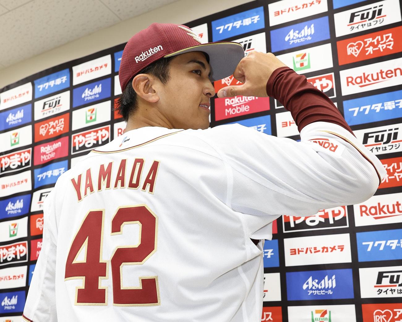 楽天対オリックス　支配下登録された楽天山田は背番号42のユニホームを披露（撮影・垰建太）