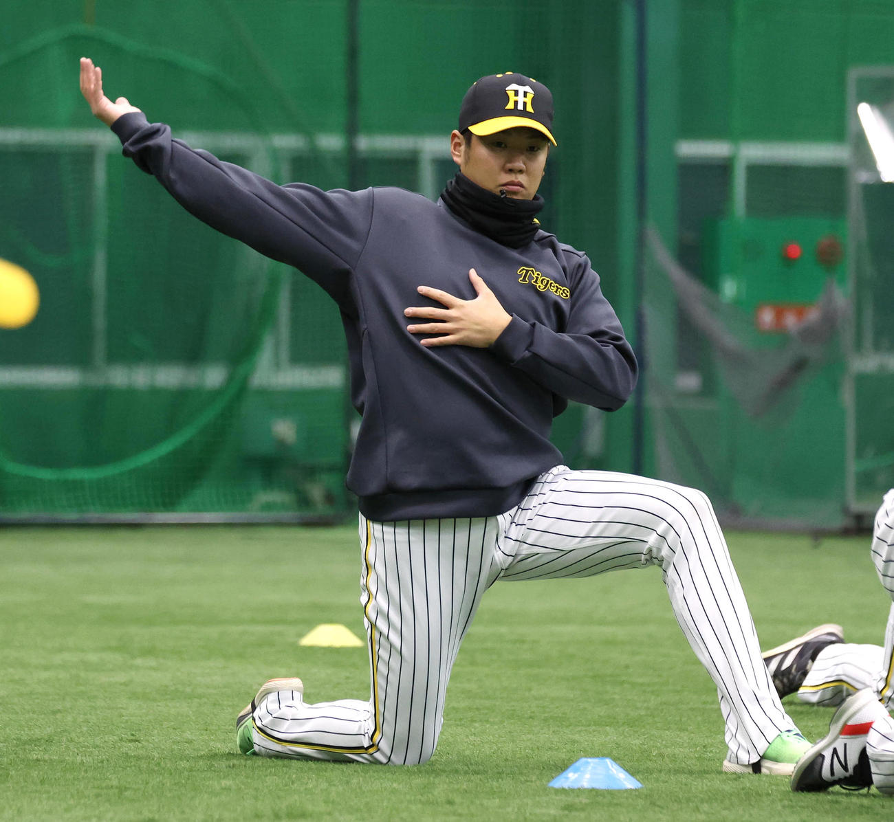 ストレッチで体をほぐす阪神西勇（撮影・白石智彦）