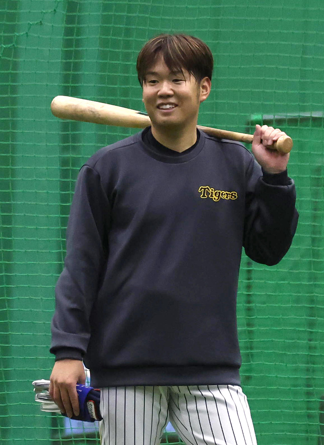 バットを持って笑顔を見せる阪神西勇（撮影・白石智彦）