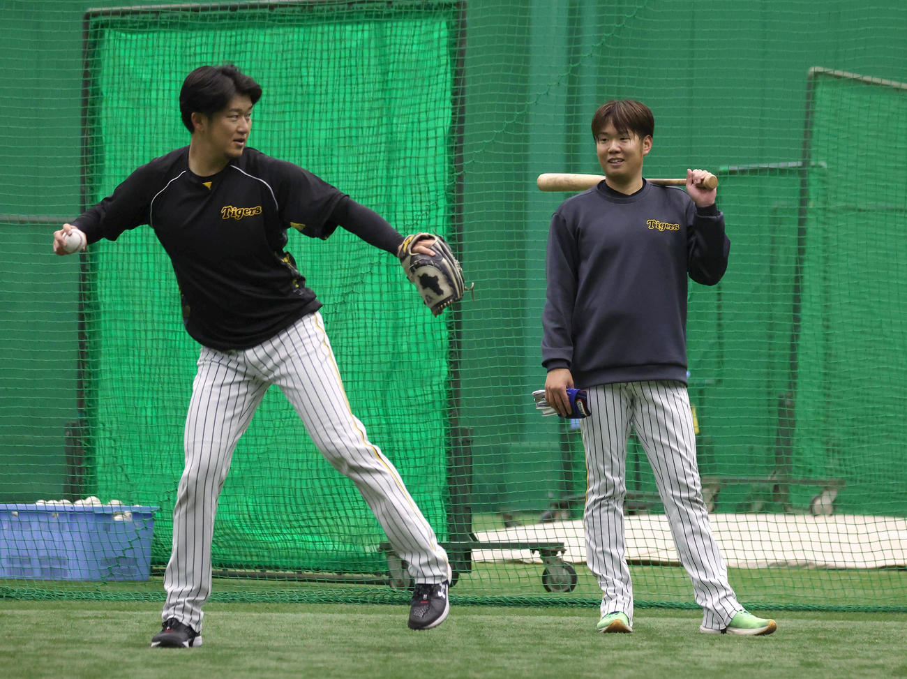 岩貞（左）のピッチングをバットを持って見守る阪神西勇輝（撮影・白石智彦）