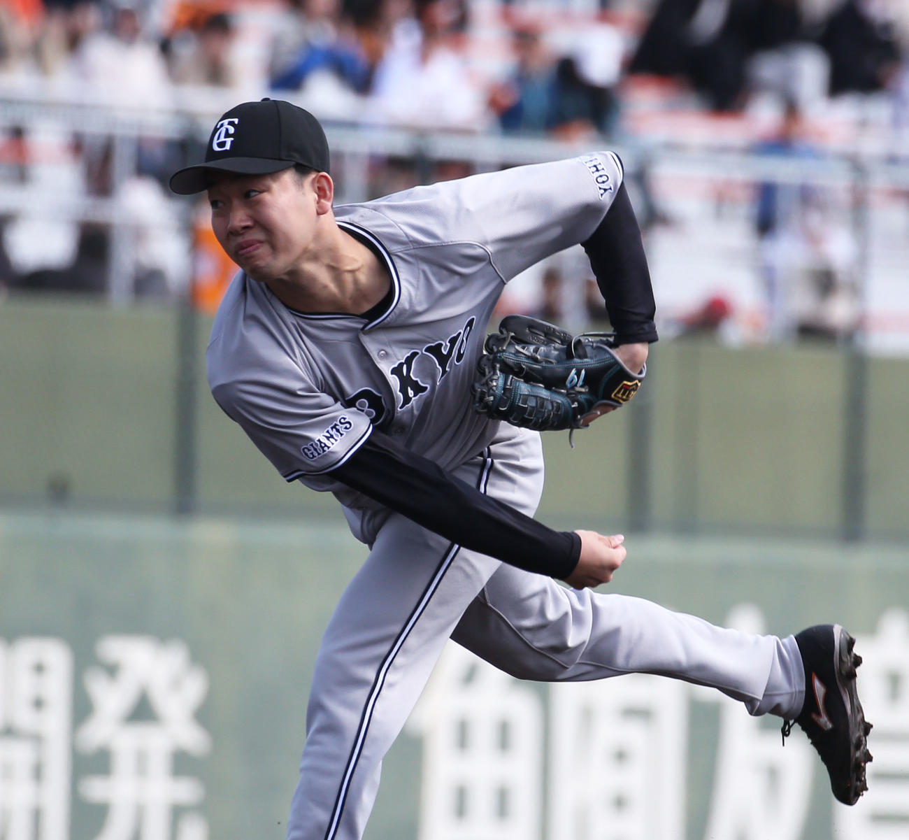 ソフトバンク対巨人　巨人先発の山崎伊（撮影・冨田成美）