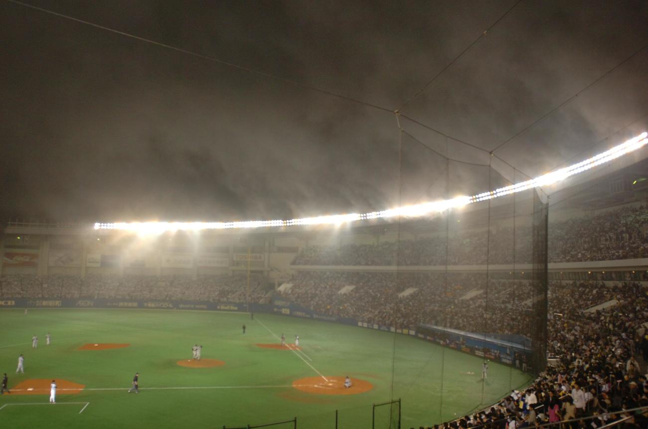 日本シリーズ第1戦　ロッテ対阪神　7回に10対1のロッテが大量点を入れた時、霧が発生し試合が中断、阪神ナインはベンチに引き揚げる（05年10月22日撮影）
