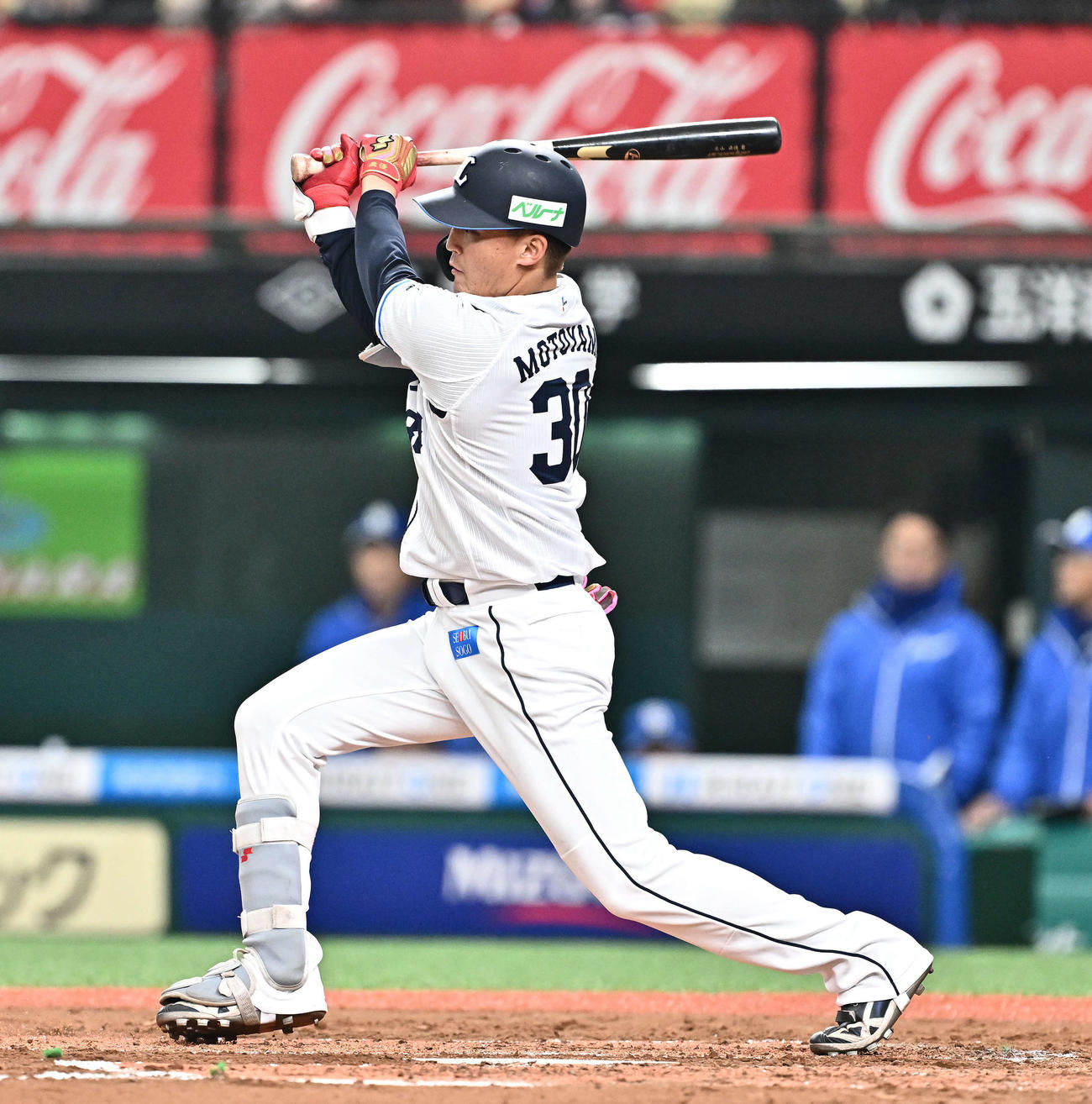 西武対中日　2回裏西武2死、元山は右翼に二塁打を放つ（撮影・滝沢徹郎）
