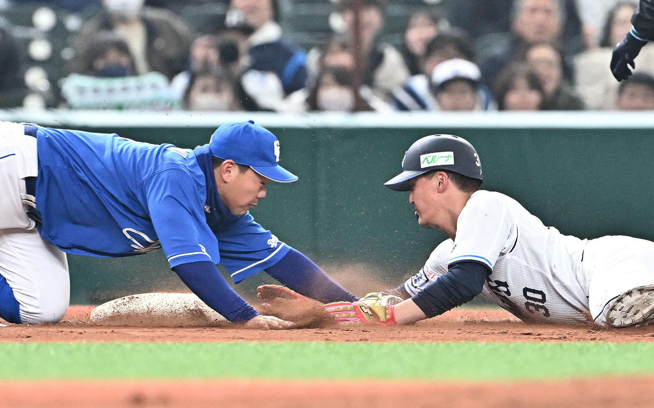 西武対中日　5回裏西武無死一塁、暴投から三塁へ進塁する元山（右）。三塁手高橋周（撮影・滝沢徹郎）