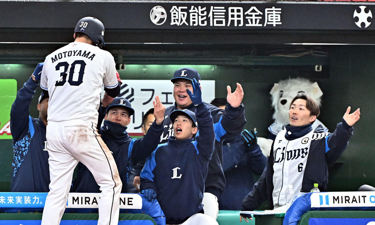西武対中日　5回裏西武無死三塁、外崎の適時打で生還した元山（手前）を迎える選手たち（撮影・滝沢徹郎）