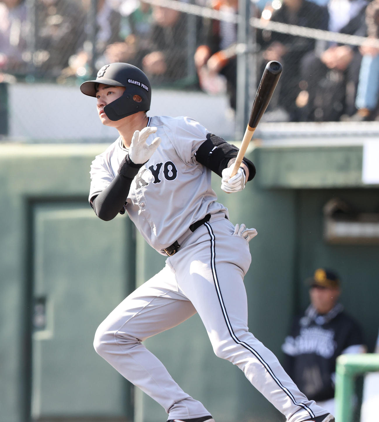 ソフトバンク対巨人　4回表巨人2死一塁、萩尾は左越えに逆転2点本塁打を放つ（撮影・梅根麻紀）