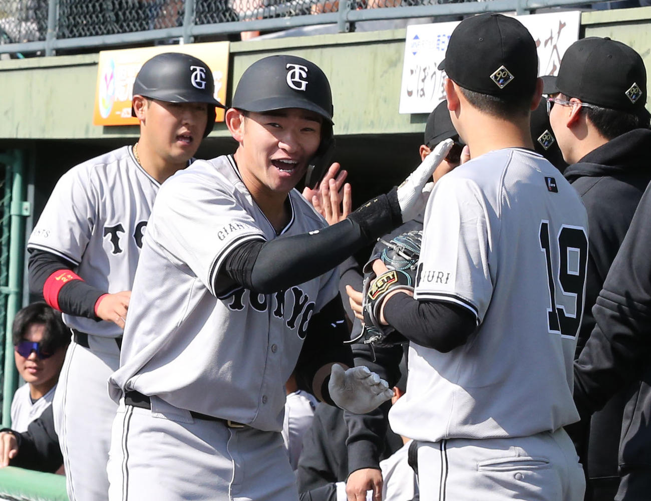 ソフトバンク対巨人　4回表巨人2死一塁、萩尾（中央）は左越えに2点本塁打を放ちベンチのナインとハイタッチ（撮影・梅根麻紀）