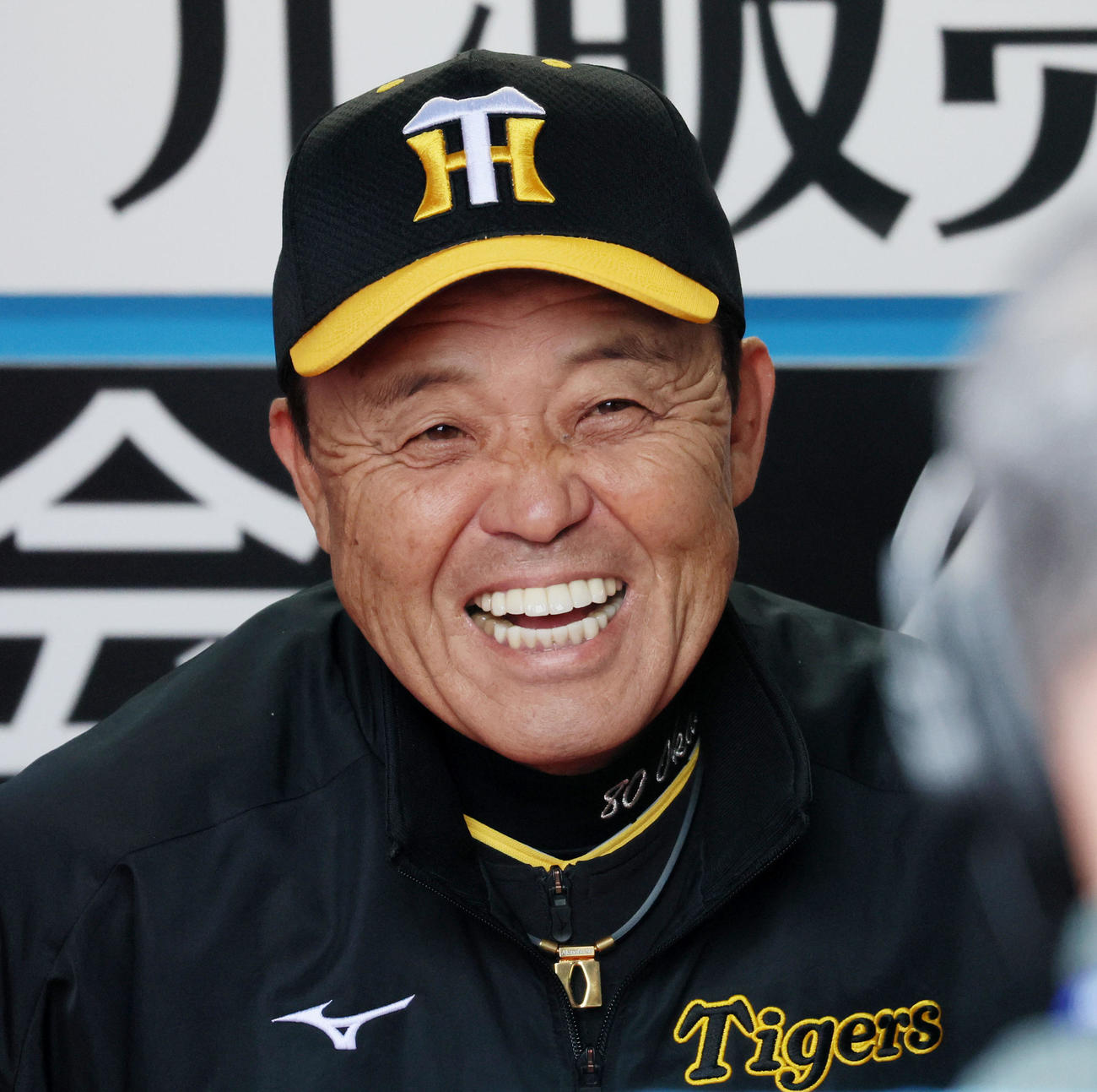 ロッテ対阪神　ベンチで笑顔を見せる岡田監督（撮影・加藤哉）