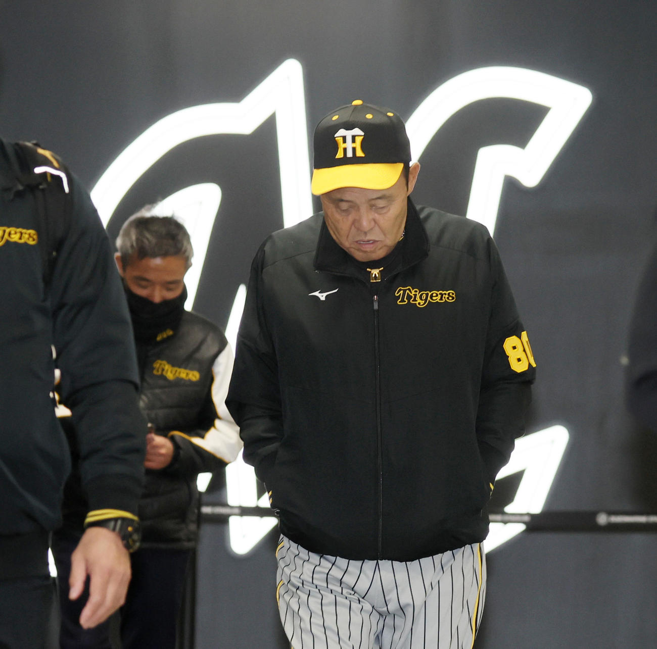 ロッテ対阪神　球場を引き揚げる岡田監督（撮影・加藤哉）