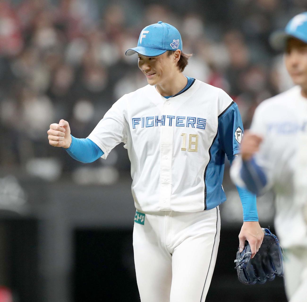 日本ハム対広島　1回表、無失点に抑え笑顔の山崎（撮影・黒川智章）
