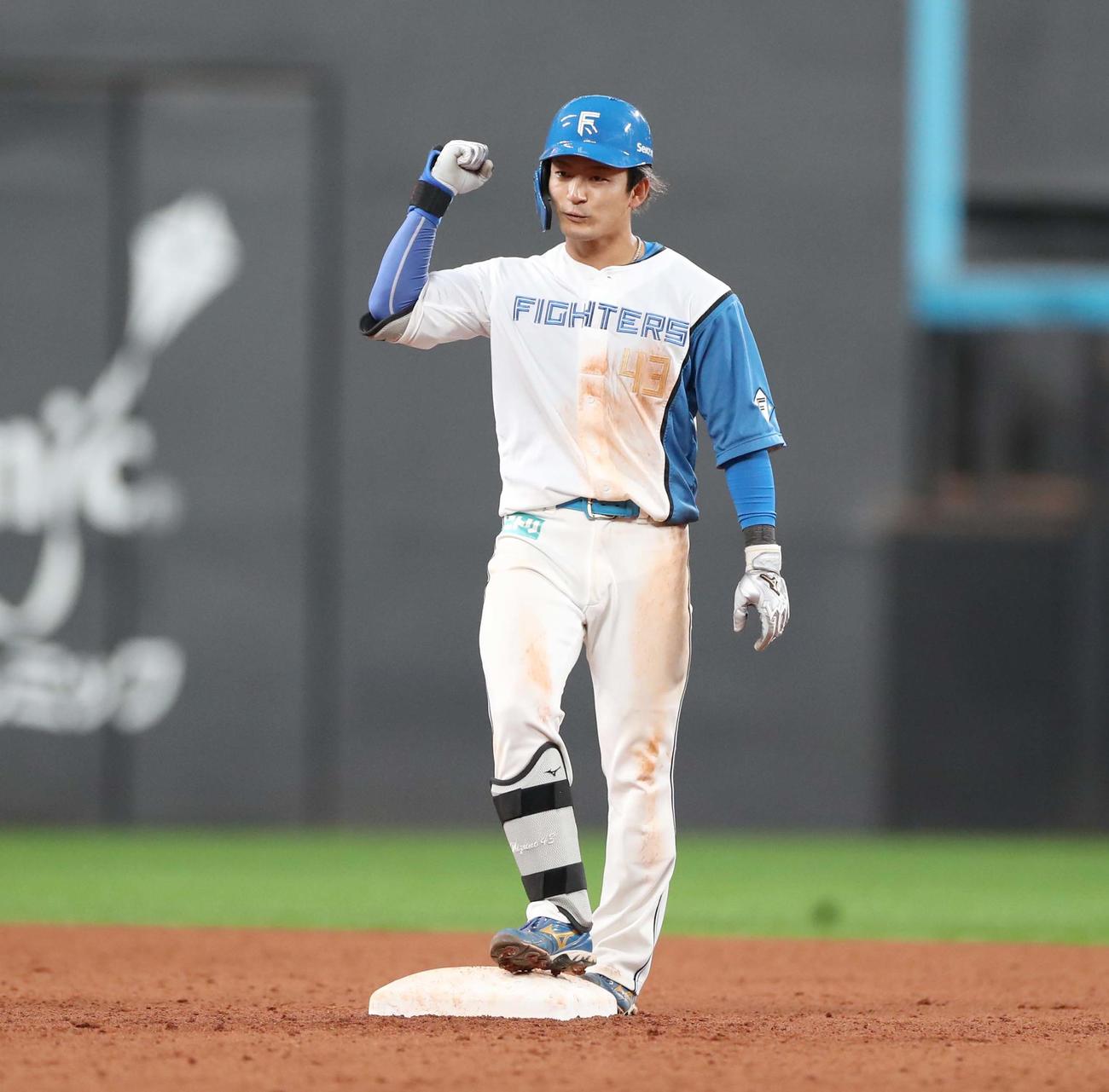 日本ハム対広島　9回裏日本ハム1死三塁、左中間に適時二塁打を放ちガッツポーズの水野（撮影・黒川智章）