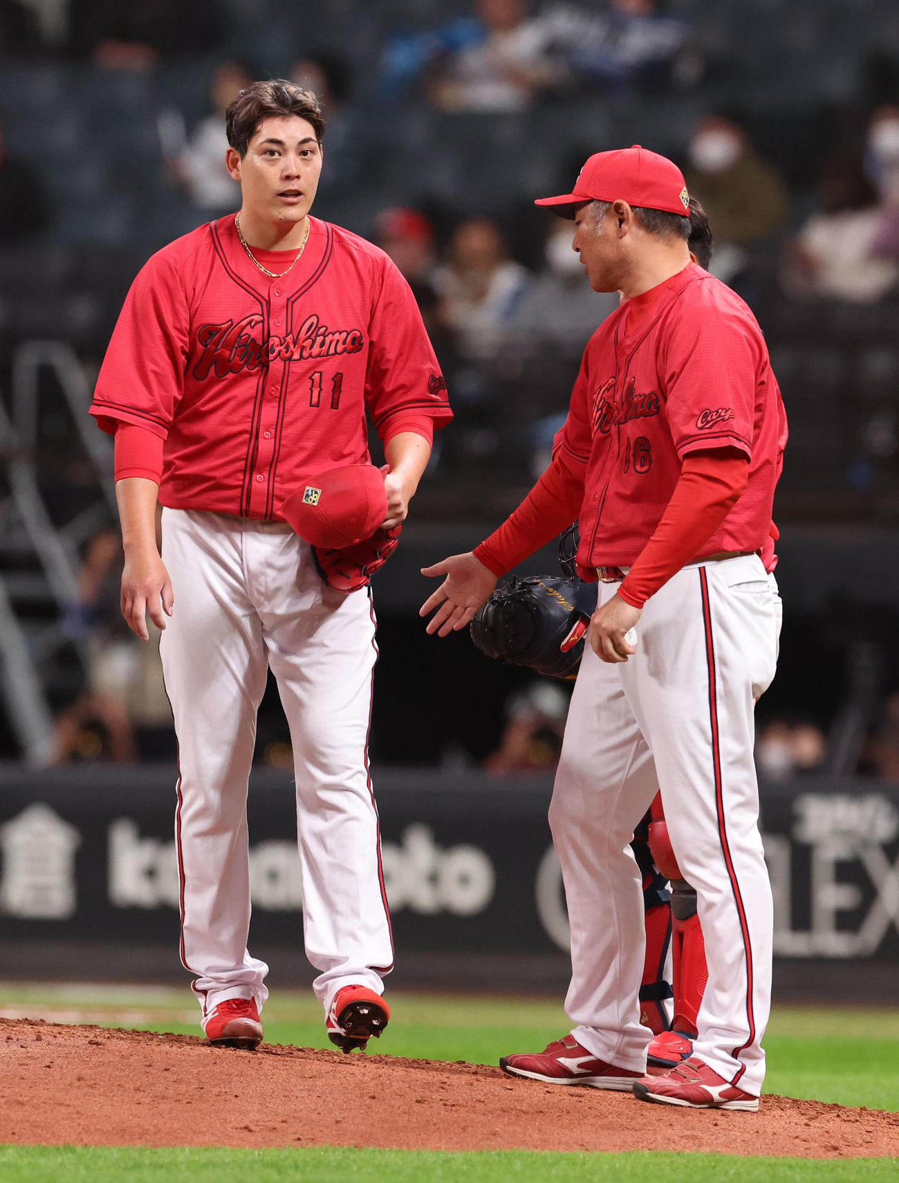 日本ハム対広島　8回途中で降板する広島九里（撮影・佐藤翔太）
