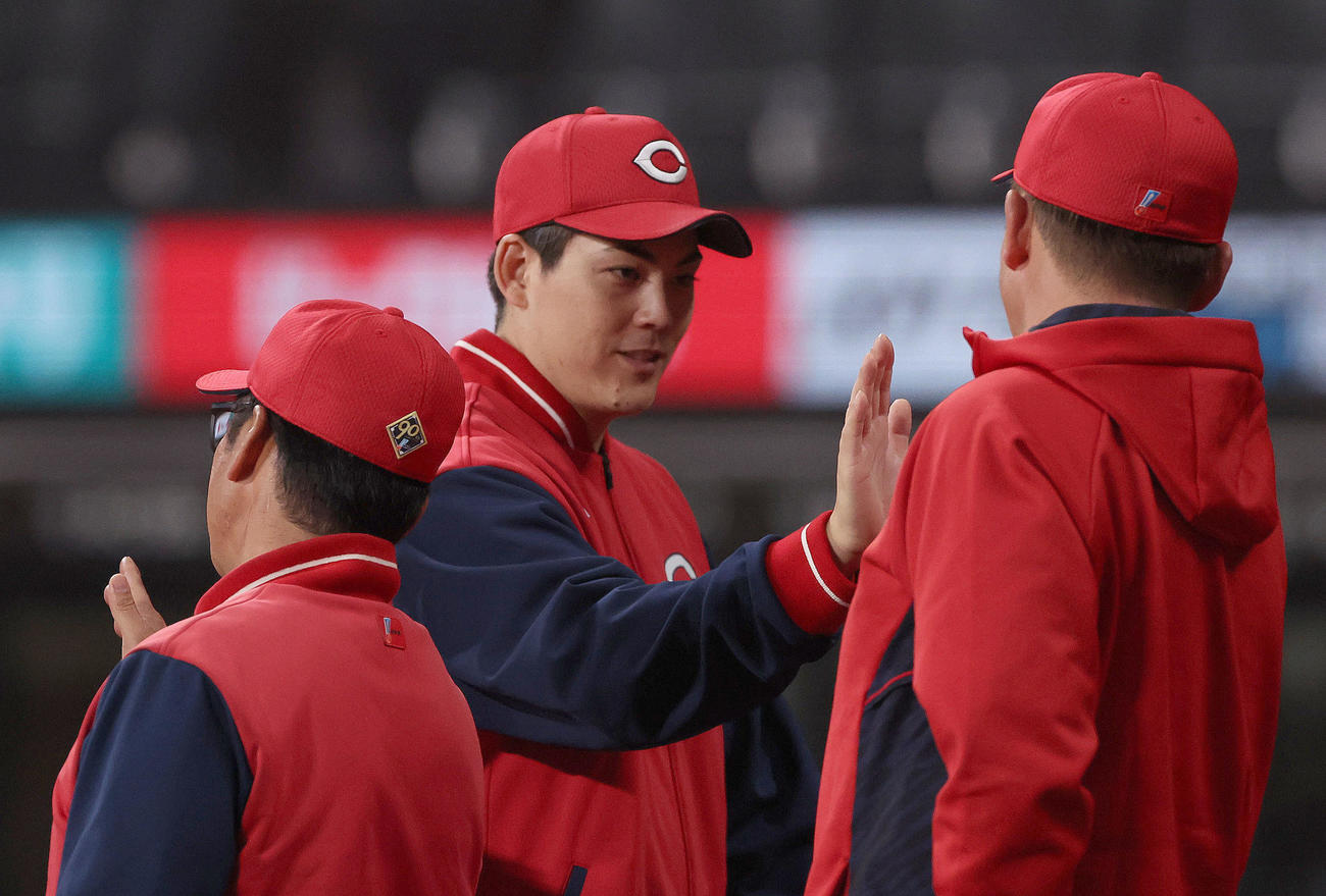 日本ハム対広島　試合終了後、広島九里（中央）は新井監督に出迎えられる（撮影・佐藤翔太）