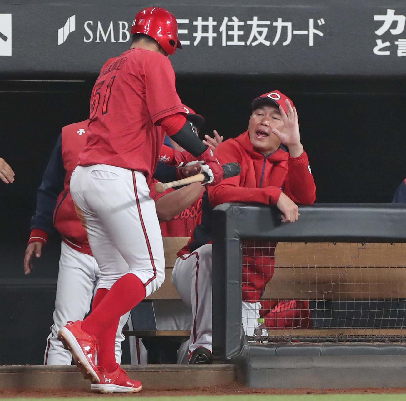 日本ハム対広島　3回表、生還した小園を出迎える新井貴浩監督（撮影・黒川智章）