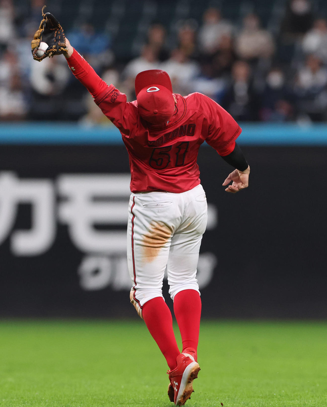 日本ハム対広島　8回裏日本ハム2死満塁、細川の飛球を好捕する小園（撮影・佐藤翔太）