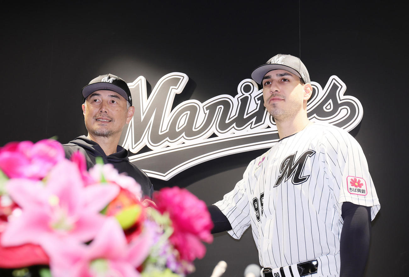 ロッテの入団会見に臨んだソト（右）は吉井監督と記念撮影（撮影・足立雅史）