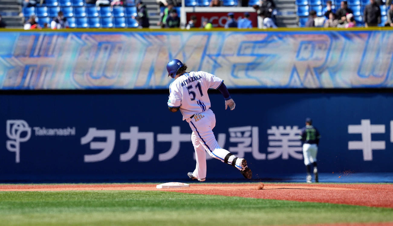 DeNA対ヤクルト　1回裏DeNA2死一、二塁、左中間に3点本塁打を放った宮崎（撮影・たえ見朱実）