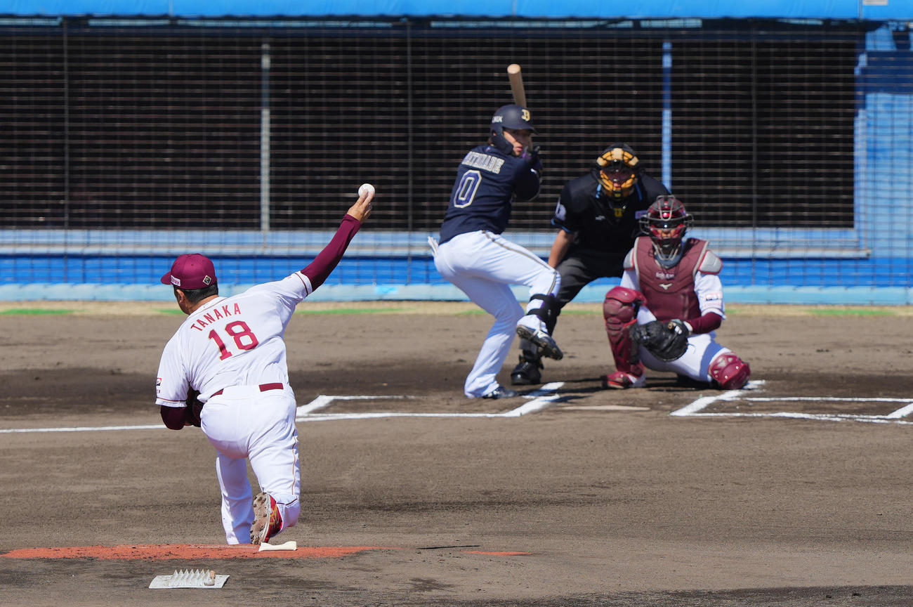 楽天対オリックス　力投する楽天先発の田中将。打者渡辺（撮影・垰建太）
