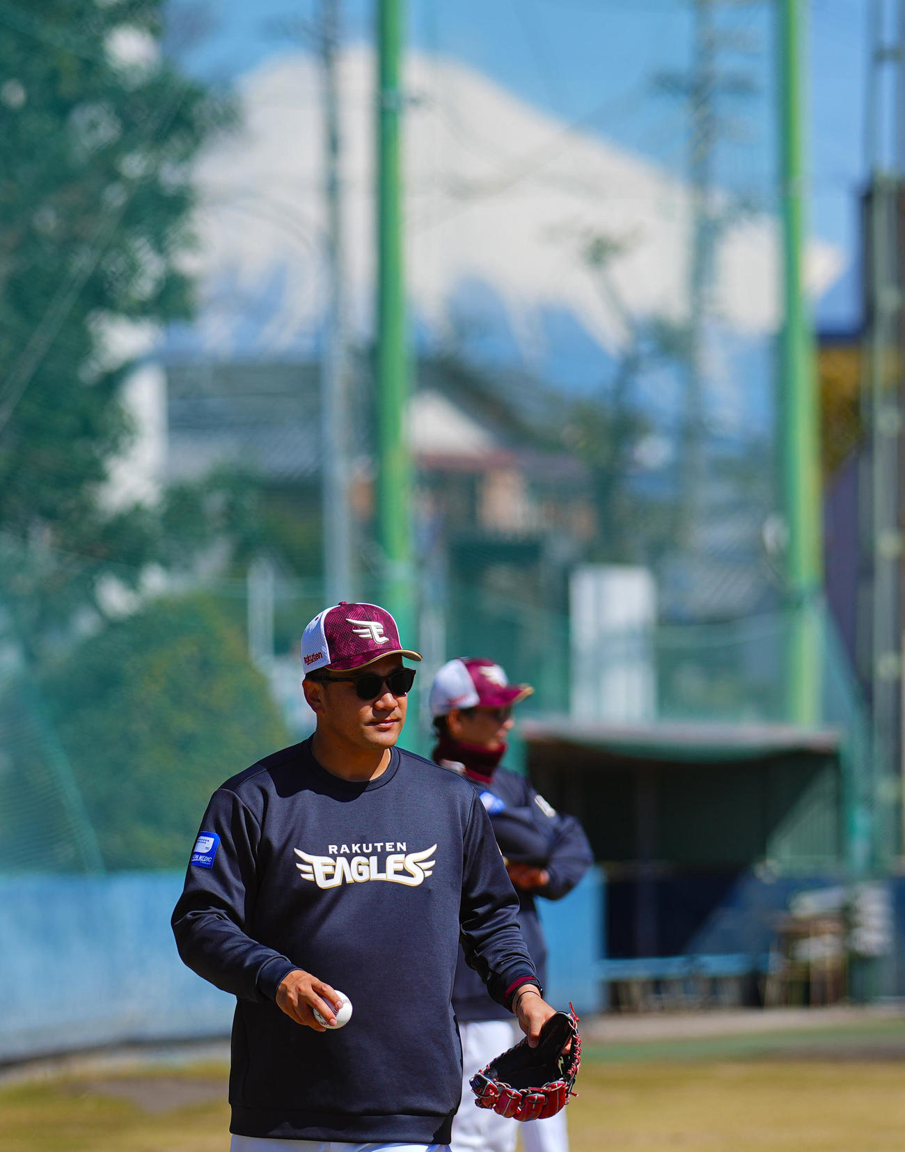 楽天対オリックス　富士山を背にウオーミングアップする楽天田中将（撮影・垰建太）