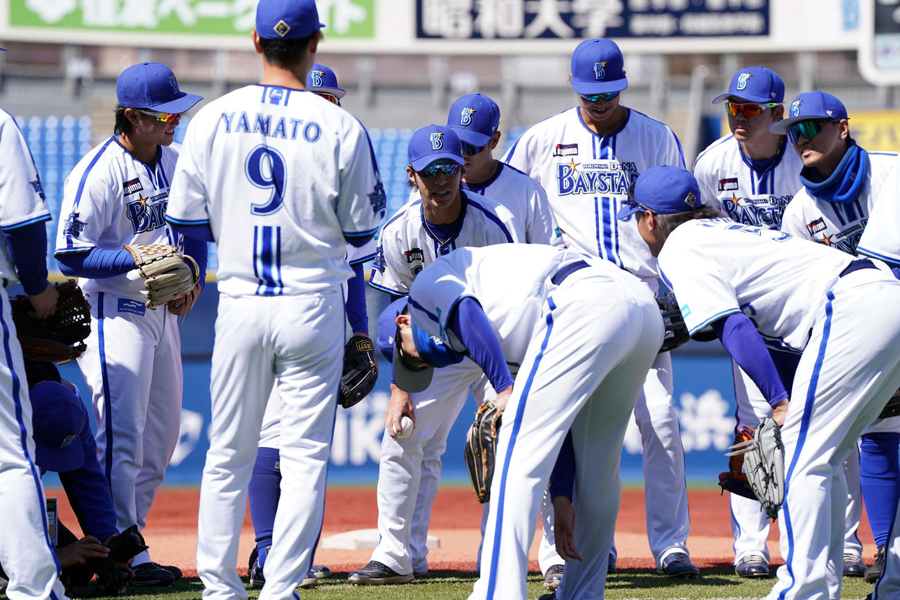 試合前、声出しをするDeNA度会（撮影・たえ見朱実）