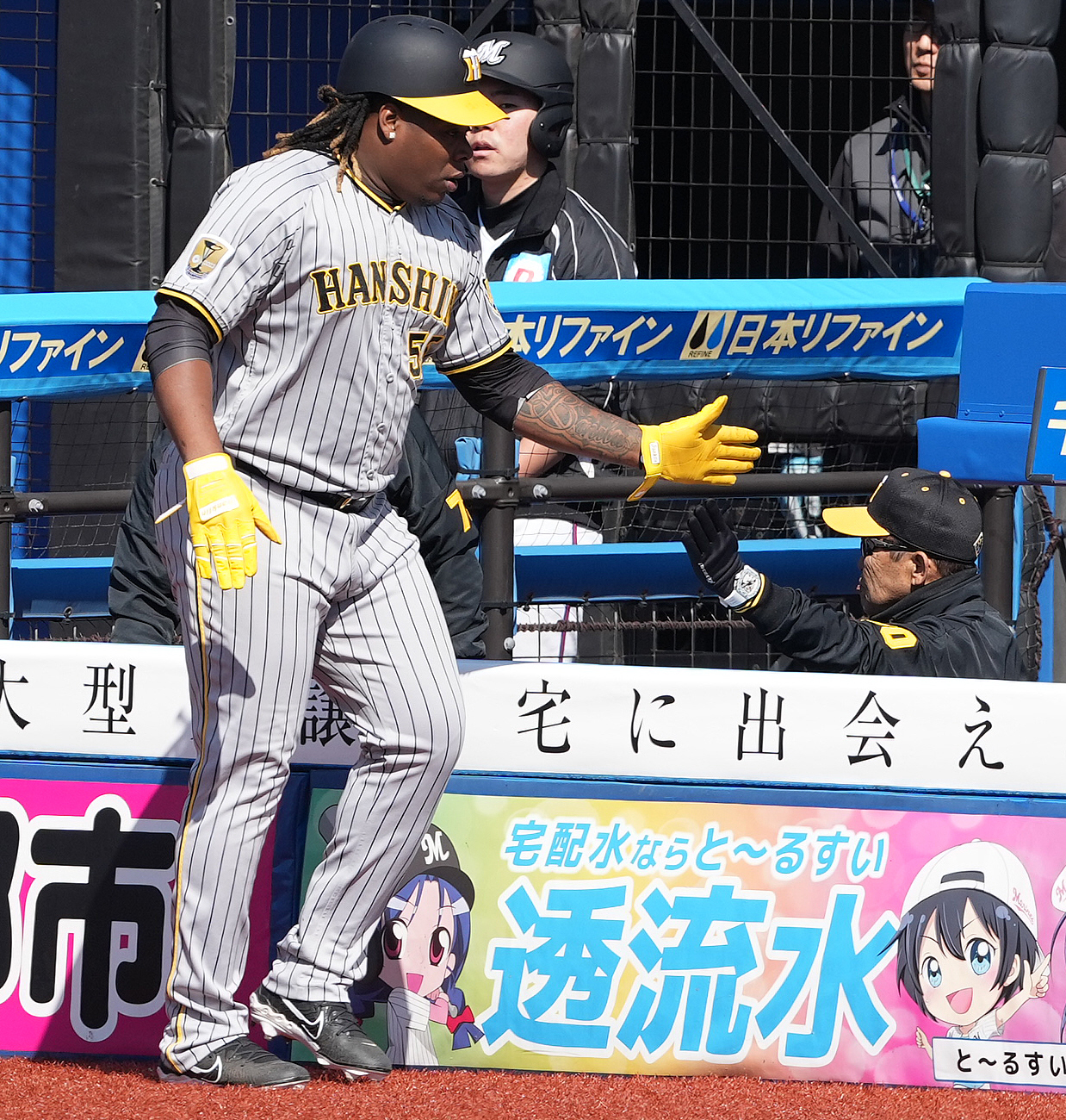ロッテ対阪神　3回表阪神2死二塁、近本の先制の中適時三塁打で生還したミエセス（左）を迎える岡田監督（撮影・鈴木みどり）