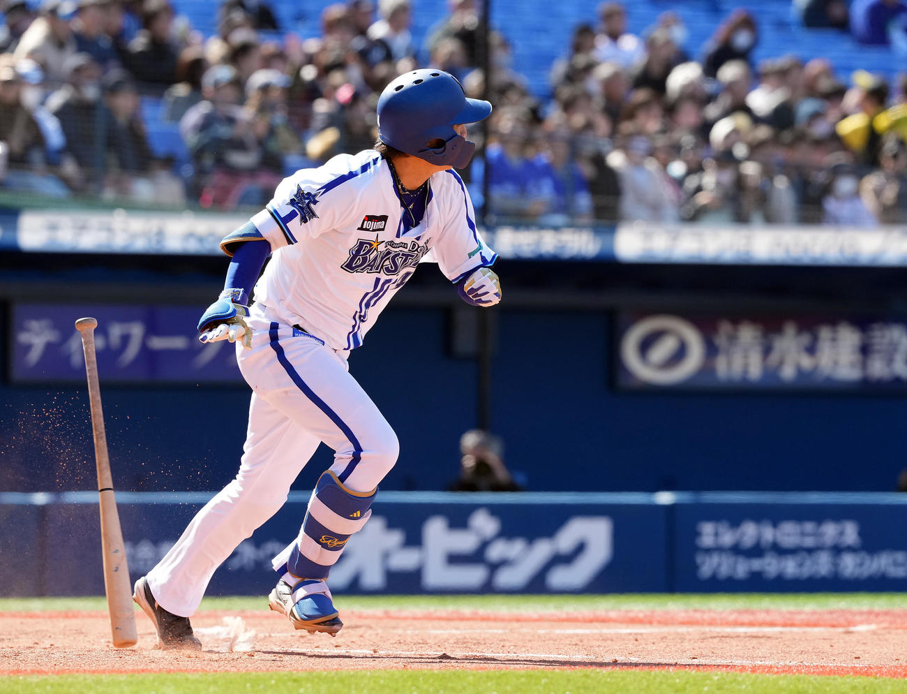 DeNA対ヤクルト　3回裏DeNA無死、左前に安打を放つ度会（撮影・たえ見朱実）