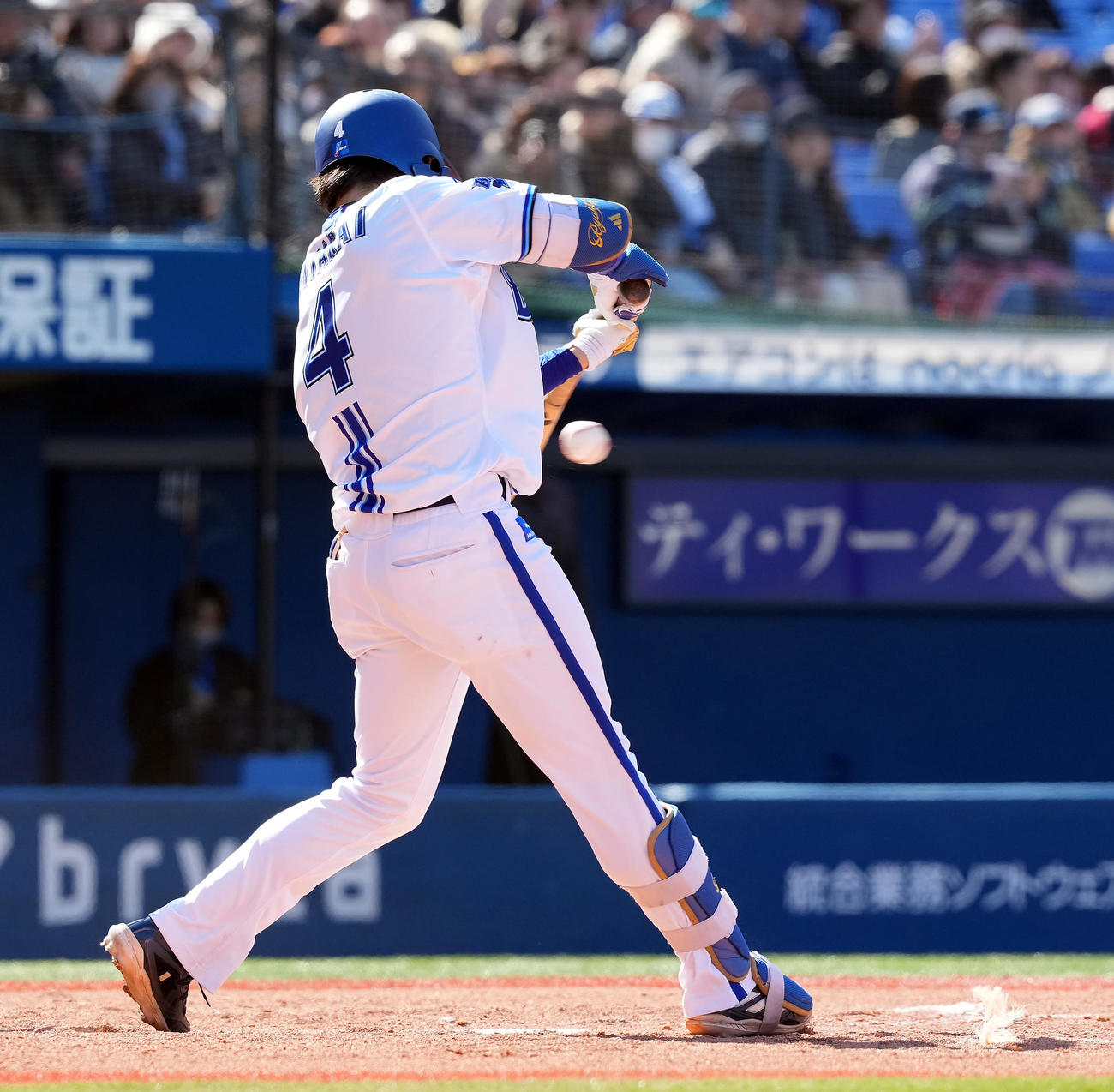 DeNA対ヤクルト　3回裏DeNA無死、左前に安打を放つ度会（撮影・たえ見朱実）