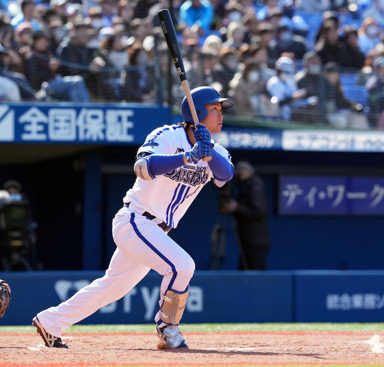 DeNA対ヤクルト　5回裏DeNA2死、右前に二塁打を放つ石上（撮影・たえ見朱実）
