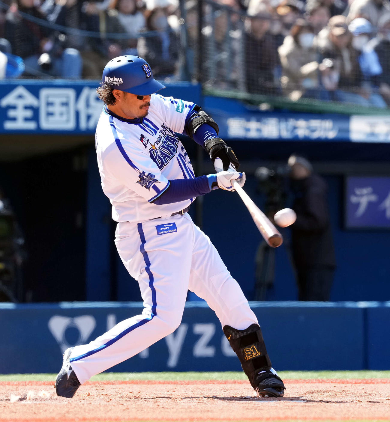 DeNA対ヤクルト　1回裏DeNA2死一、二塁、左中間に3点本塁打を放つ宮崎（撮影・たえ見朱実）