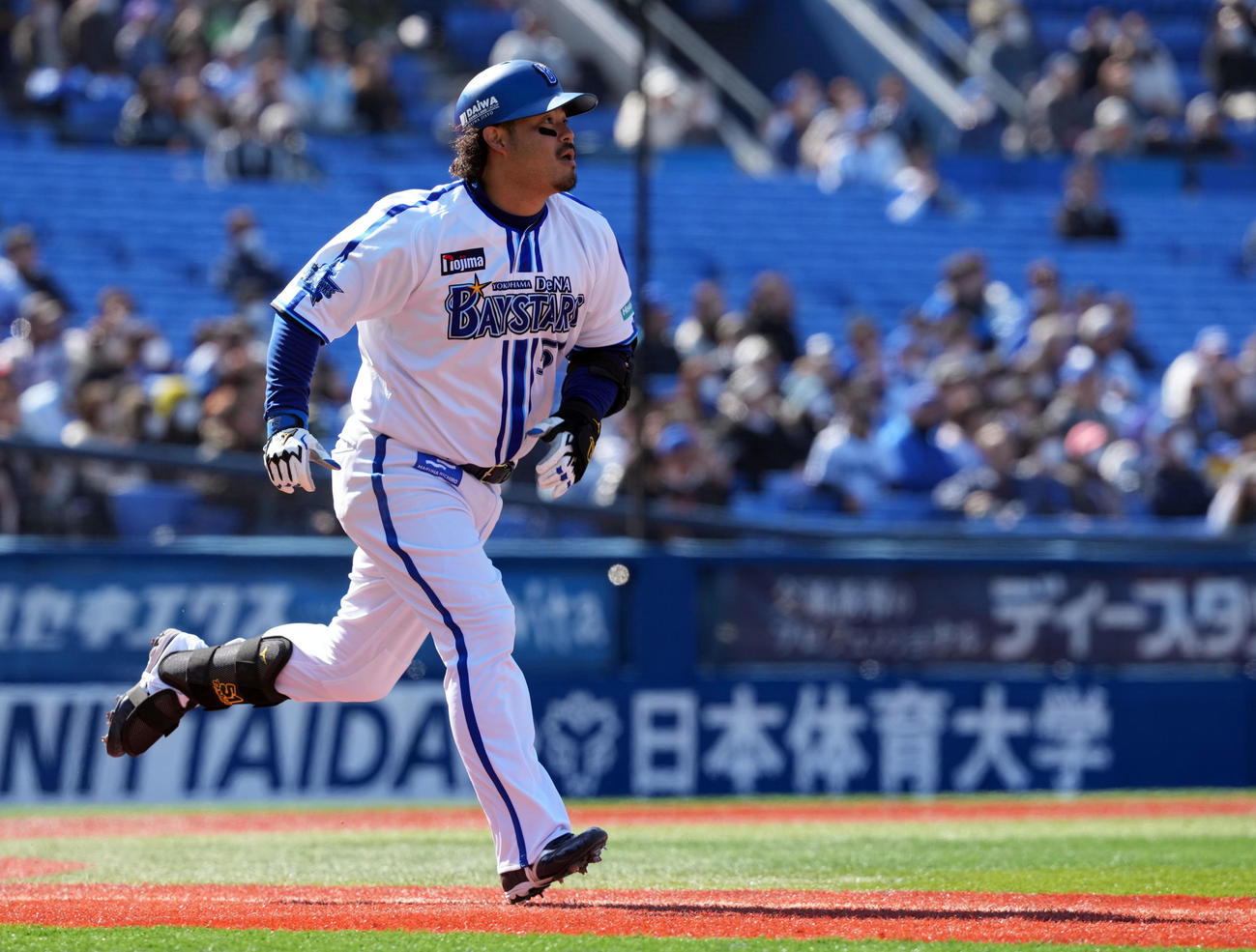 DeNA対ヤクルト　3回裏DeNA2死、ソロ本塁打を放った宮崎（撮影・たえ見朱実）