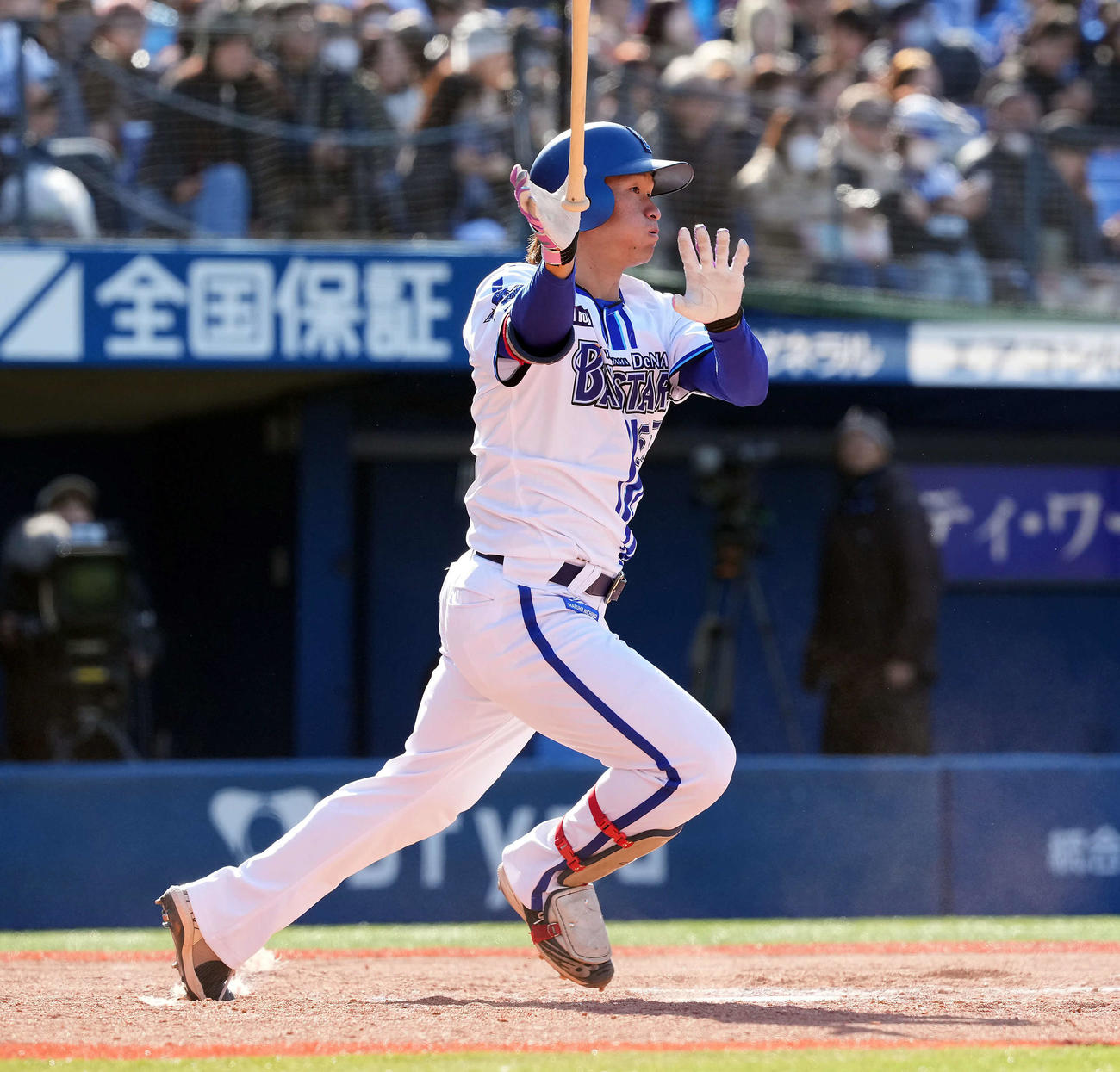 DeNA対ヤクルト　6回裏DeNA2死、右翼線に二塁打を放つ井上（撮影・たえ見朱実）