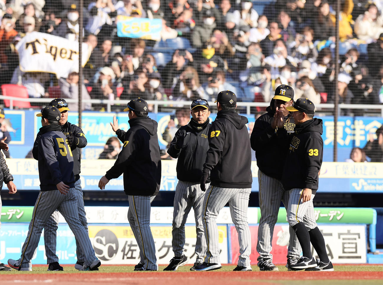 ロッテ対阪神　試合に勝利し、阪神伊藤将（中央右）らを迎える岡田監督（中央）（撮影・足立雅史）