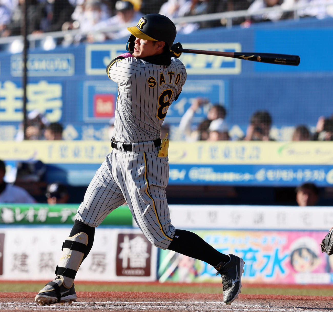 ロッテ対阪神　9回表阪神2死満塁、佐藤輝は中適時打を放つ（撮影・加藤哉）