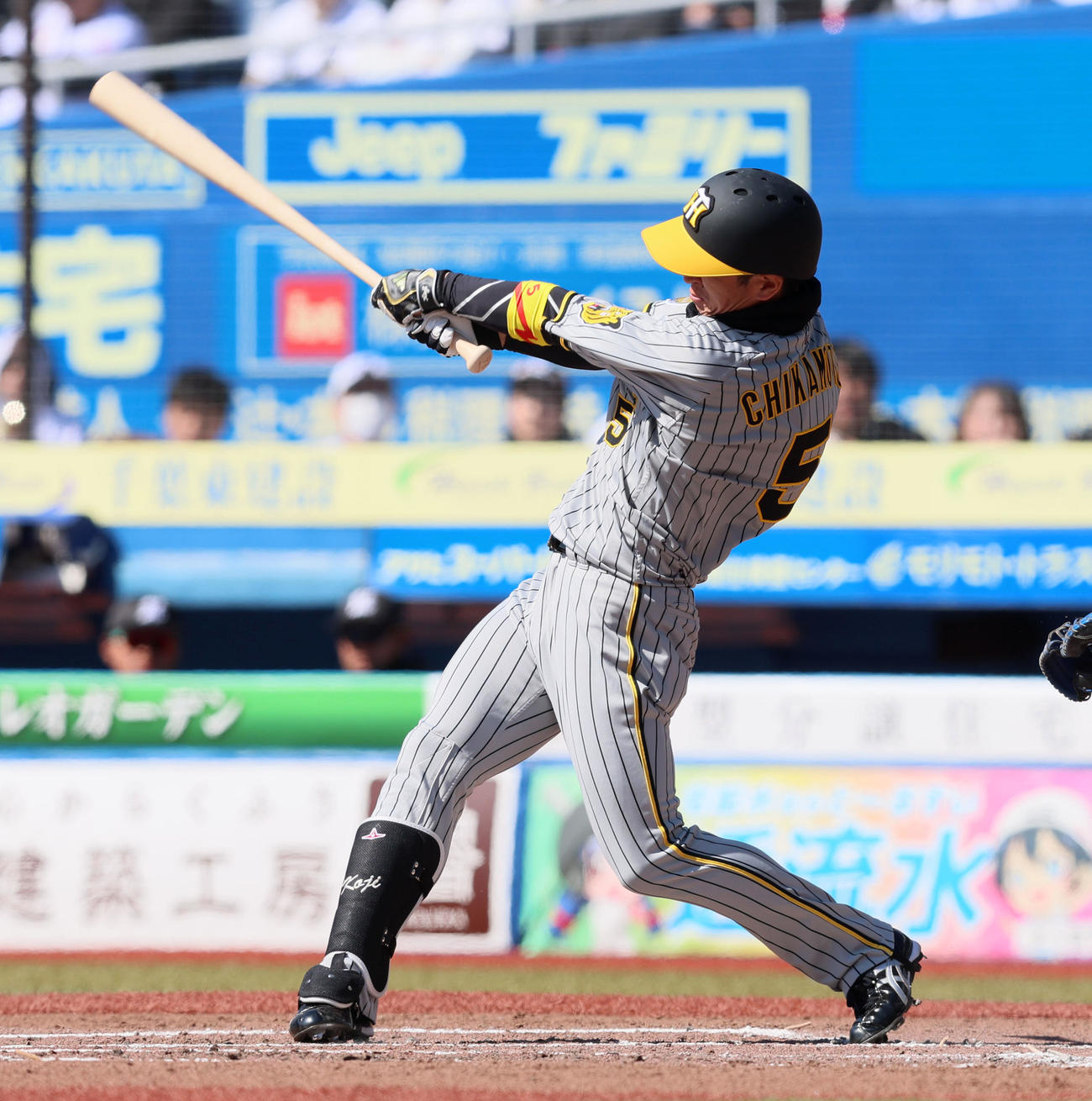 ロッテ対阪神　3回表阪神2死二塁、近本は中越えに適時三塁打を放つ（撮影・加藤哉）