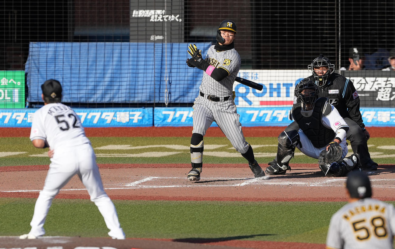 ロッテ対阪神　9回表阪神2死満塁、中2点適時打を放つ佐藤輝。投手益田（撮影・鈴木みどり）