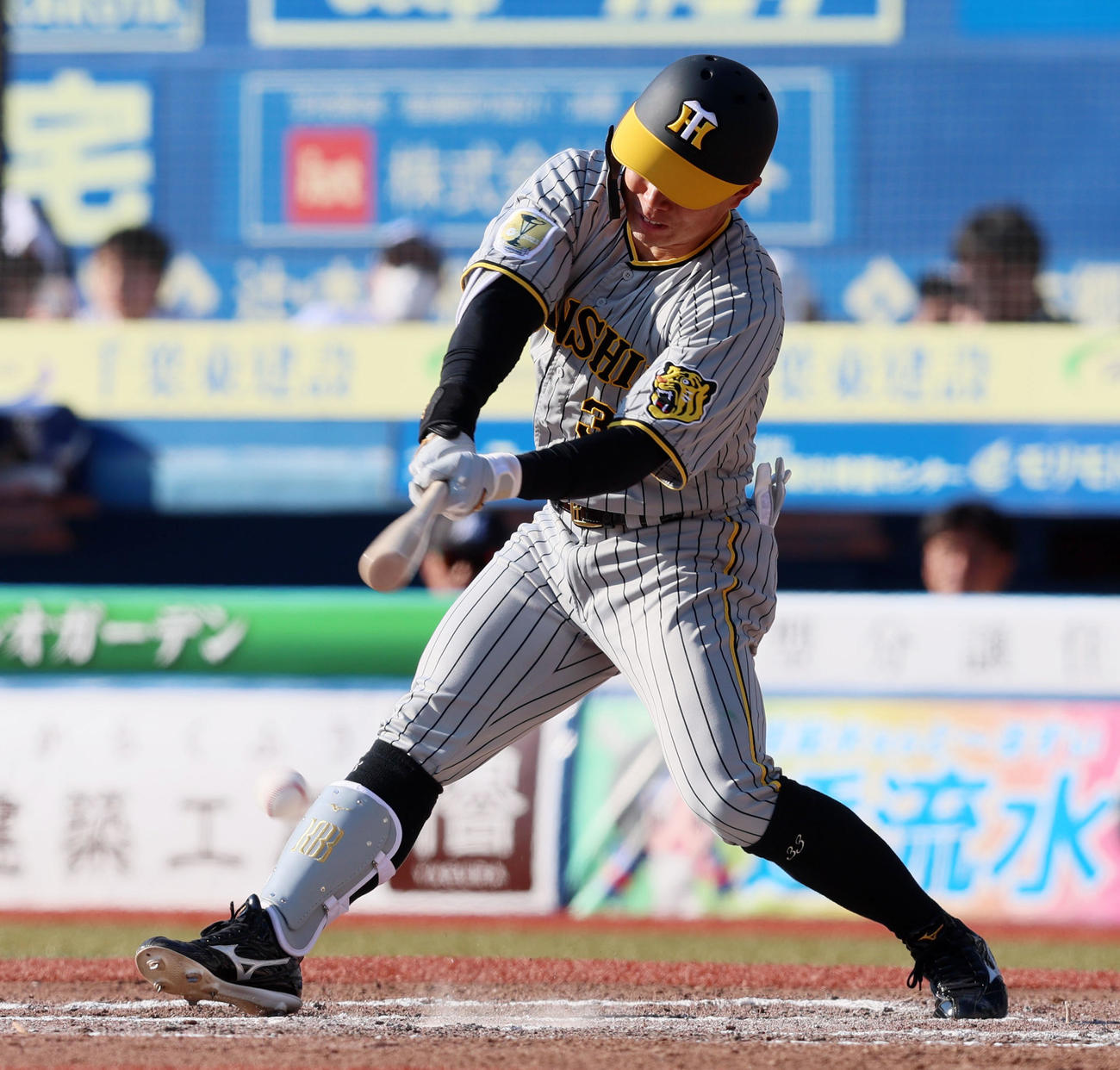 ロッテ対阪神　8回表阪神2死一塁、糸原は適時内野安打を放つ（撮影・加藤哉）