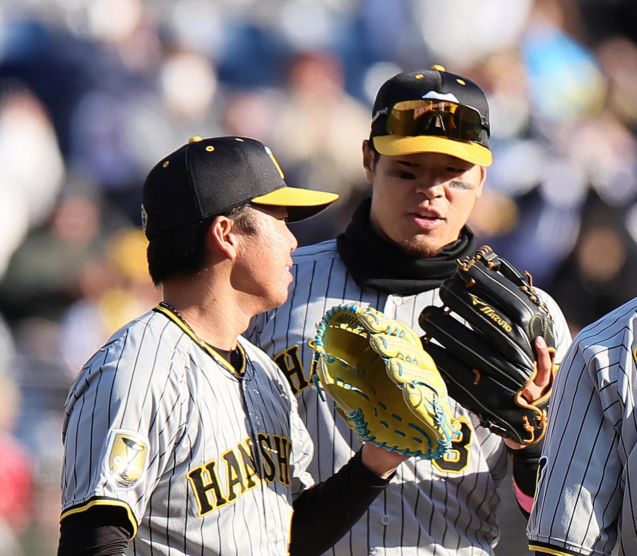 ロッテ対阪神　試合に勝利し、タッチを交わす阪神の村上（左）と佐藤輝（撮影・足立雅史）