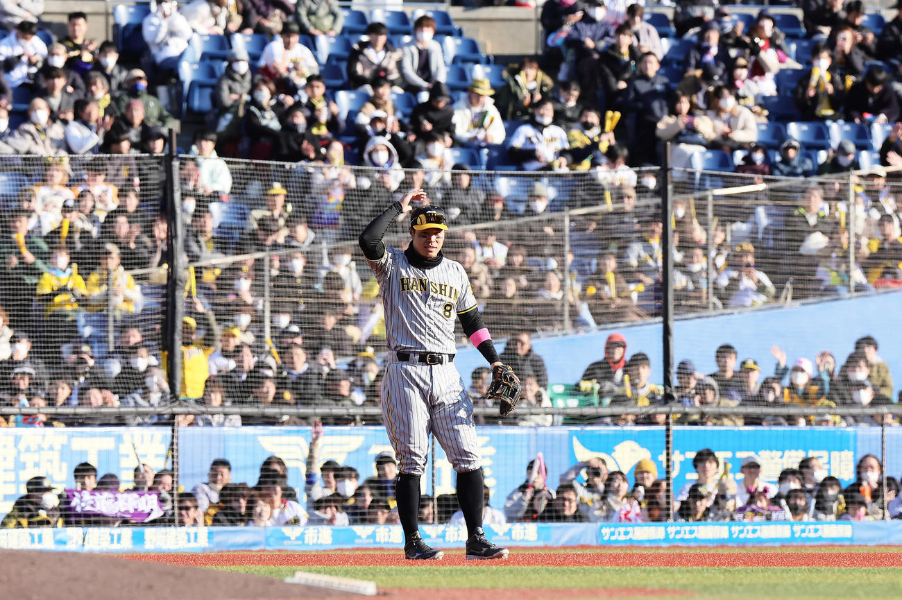 ロッテ対阪神　9回に適時打を放った阪神佐藤輝は守備につきスタンドの声援に応える（撮影・足立雅史）