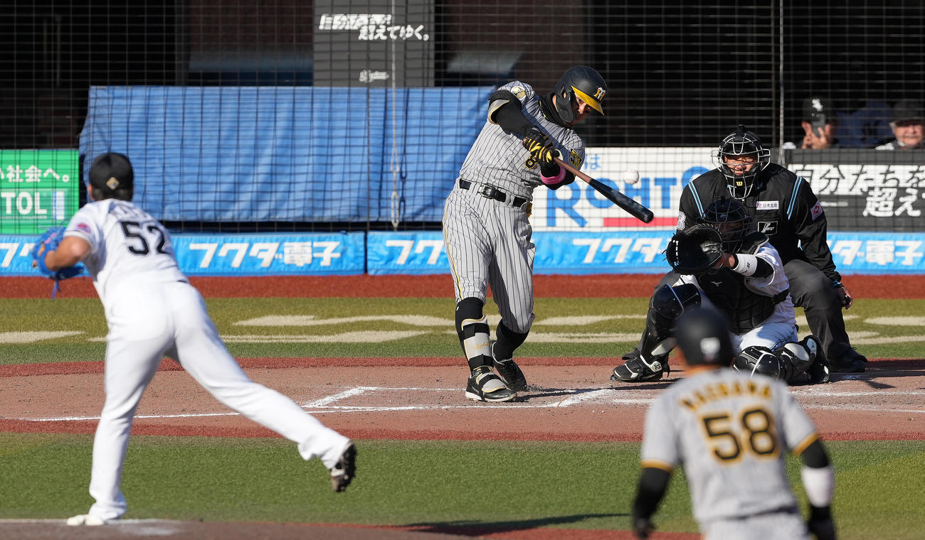 ロッテ対阪神　9回表阪神2死満塁、中2点適時打を放つ佐藤輝。投手益田（撮影・鈴木みどり）