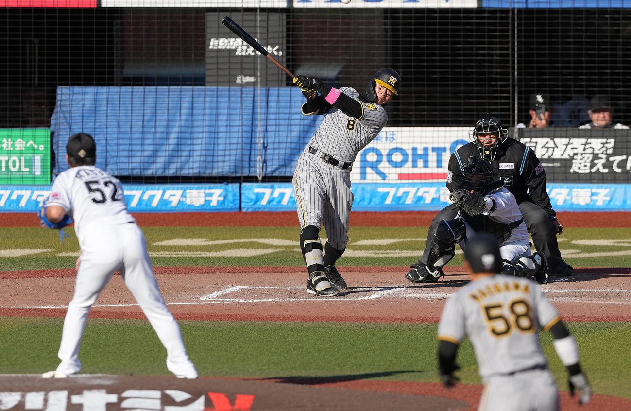 ロッテ対阪神　9回表阪神2死満塁、中2点適時打を放つ佐藤輝。投手益田（撮影・鈴木みどり）