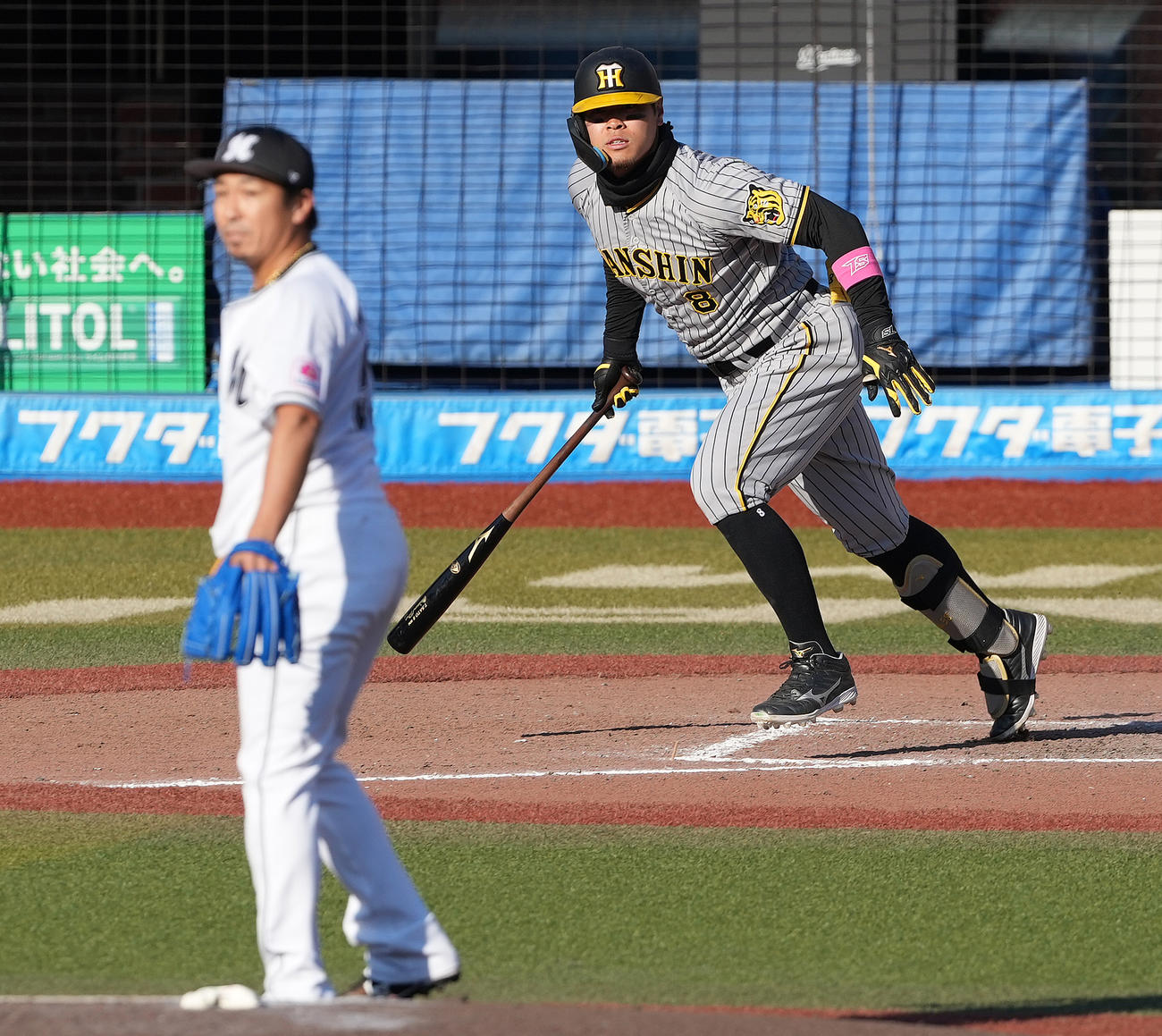 ロッテ対阪神　9回表阪神2死満塁、中2点適時打を放つ佐藤輝。投手益田（撮影・鈴木みどり）